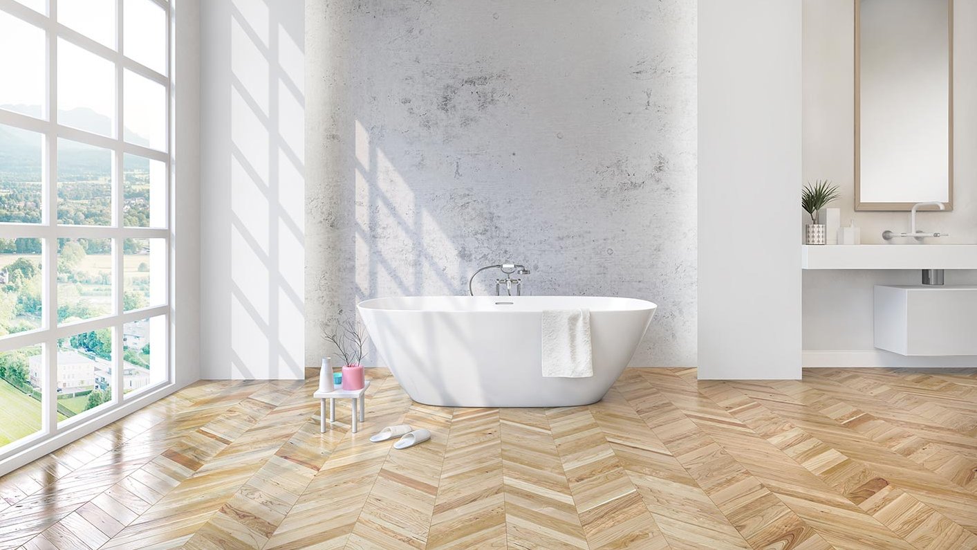 Badezimmer mit einer freistehenden Badewanne auf Parkettboden
